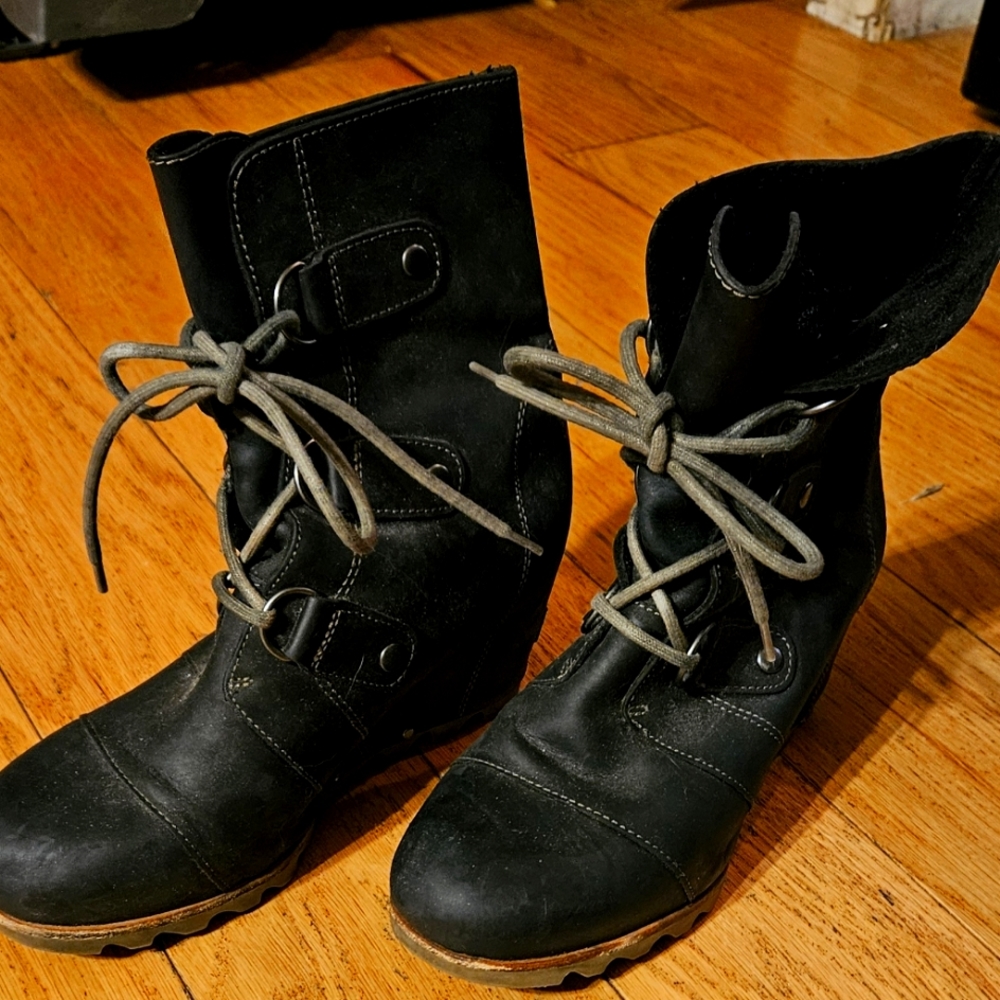 SOREL womans black wedge leather boots womans US size 8
